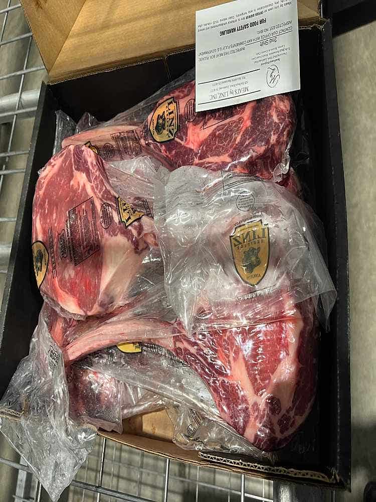 Beef Ribeye Tomahawk Steak Bone In